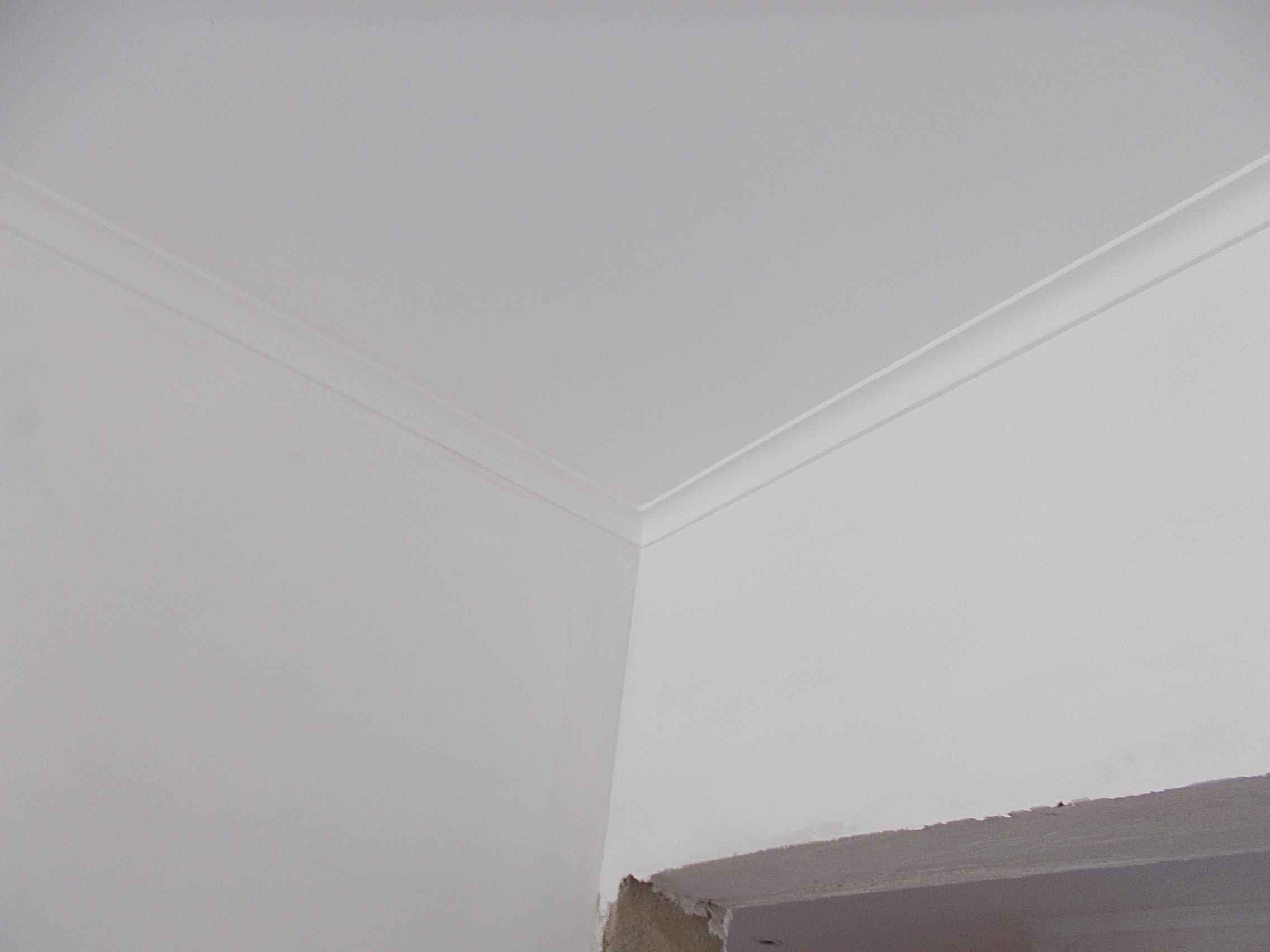 Fotografia de um canto de um tecto finalizado