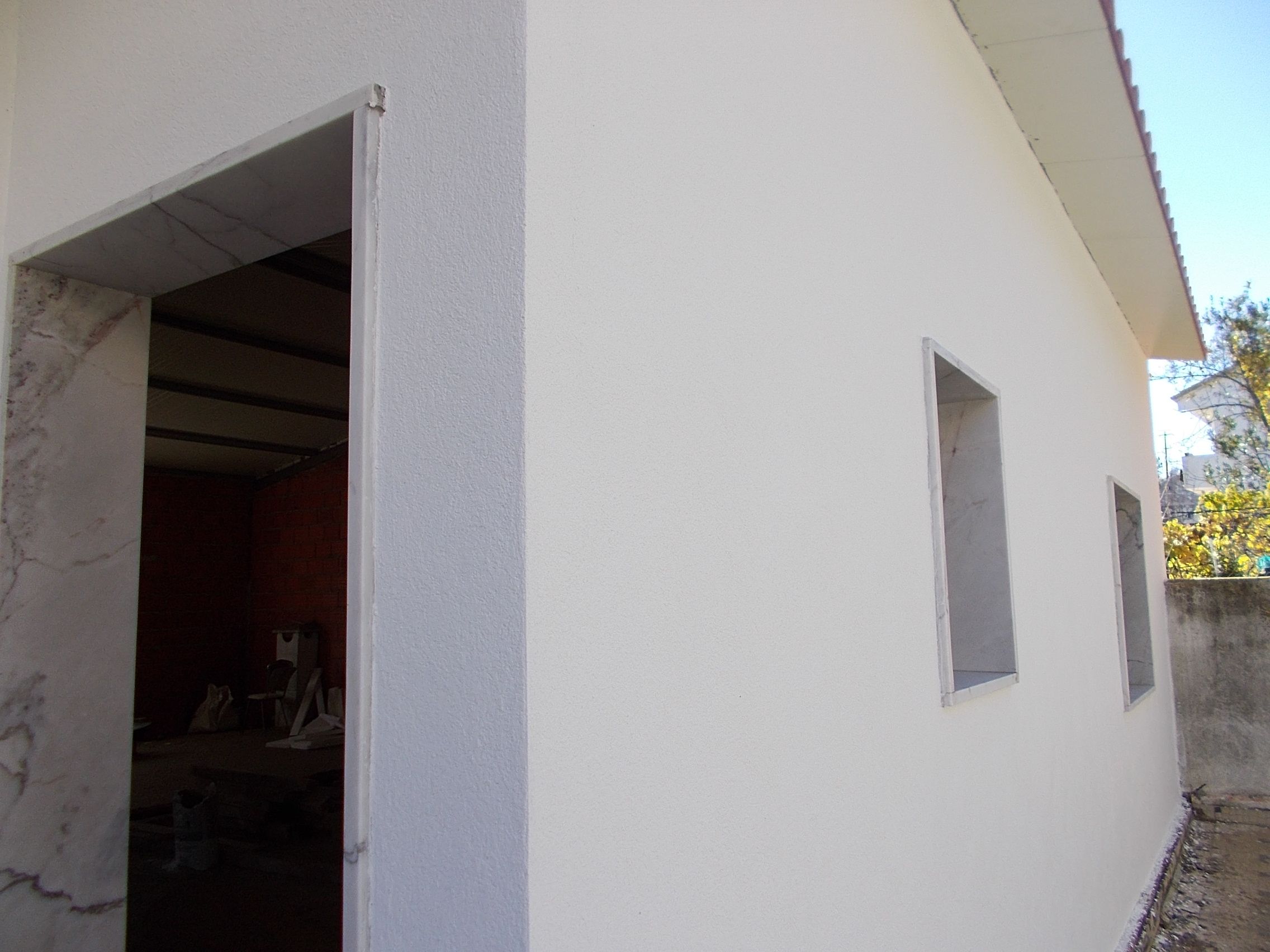 Fotografia de uma parede exterior em capote