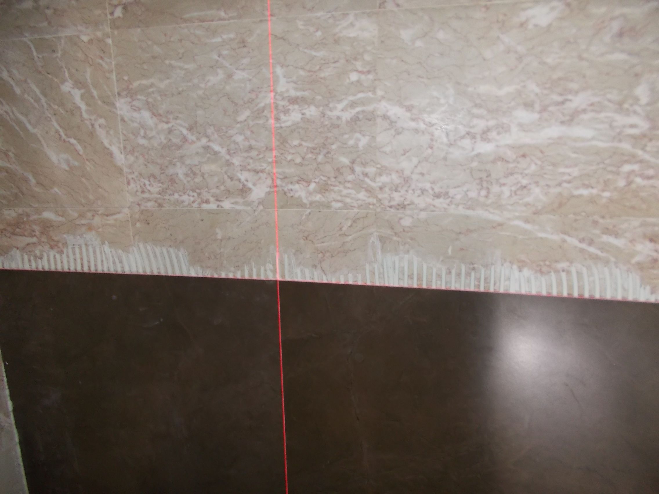 Fotografia de marca&ccedil;&atilde;o de azulejos de casa de banho com laser