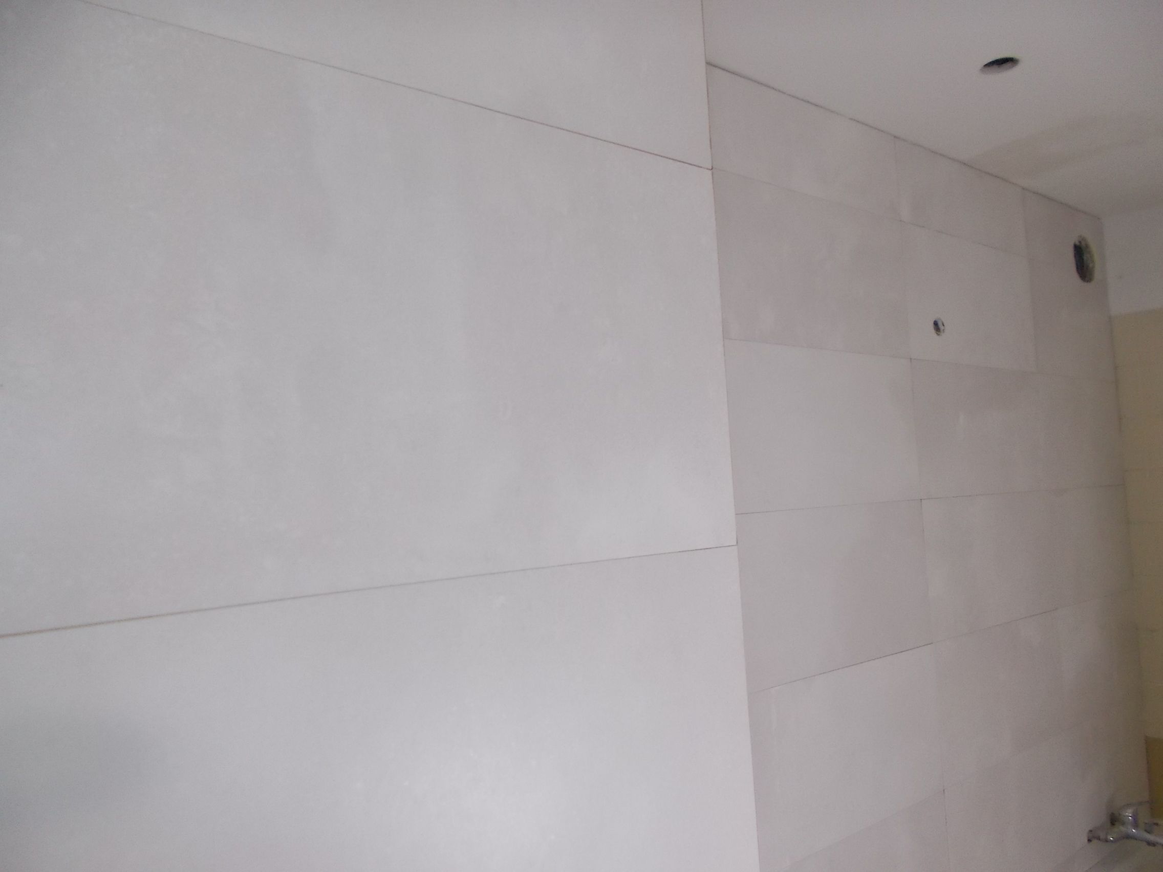 Fotografia de azulejos brancos assentados