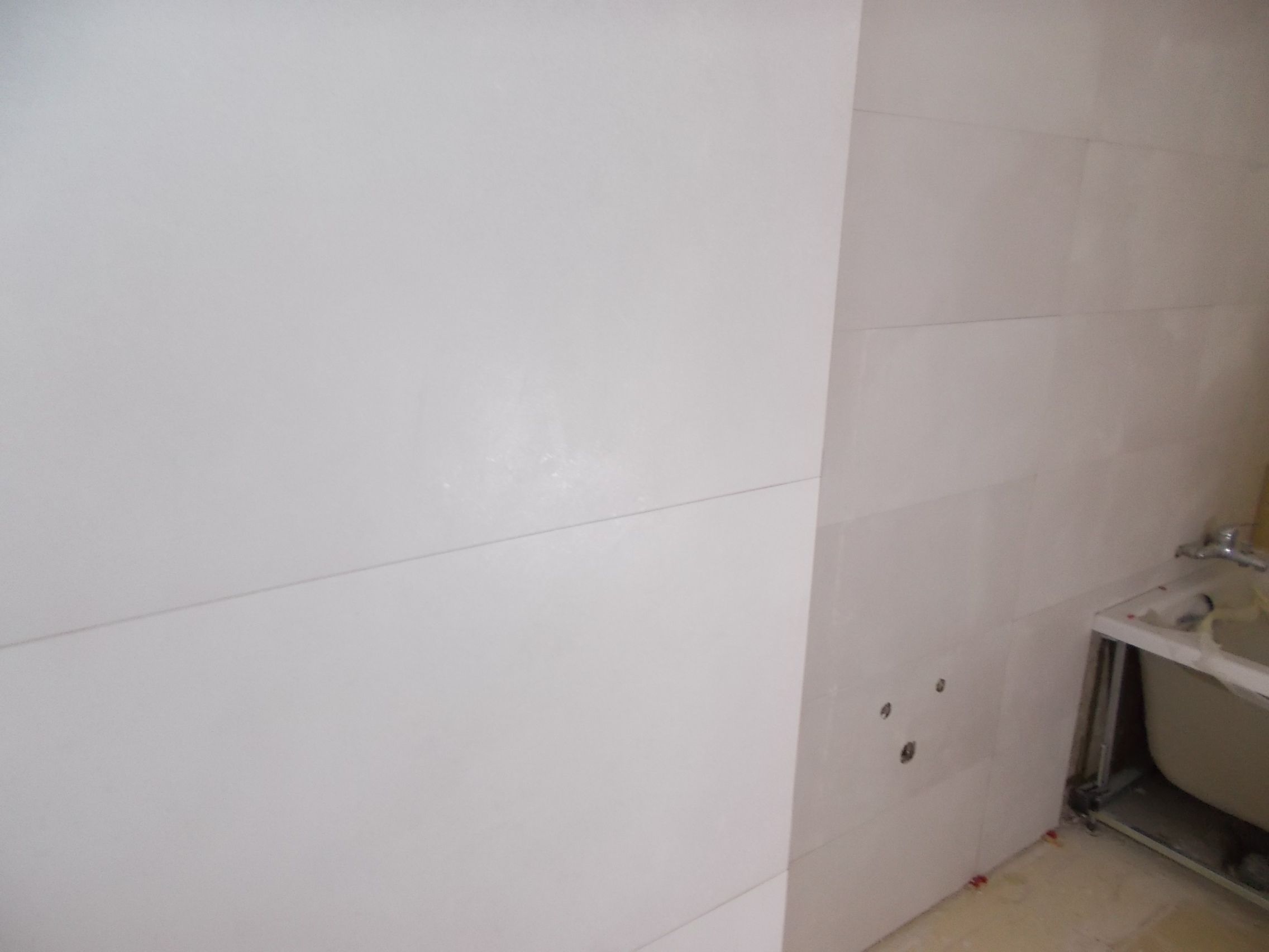 Fotografia de azulejos brancos de casa de banho