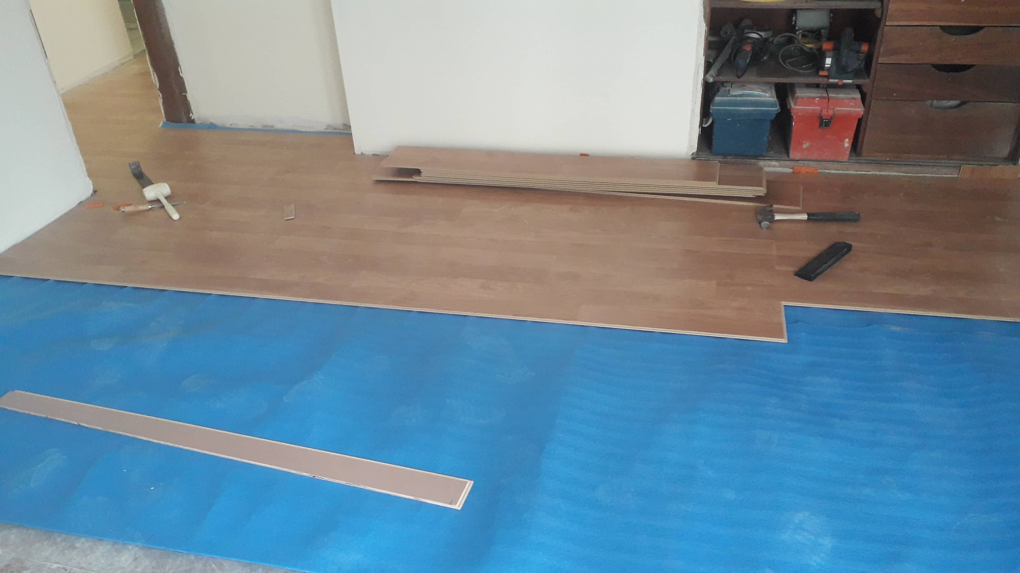 Ch&atilde;o de soalho flutuante em instala&ccedil;&atilde;o