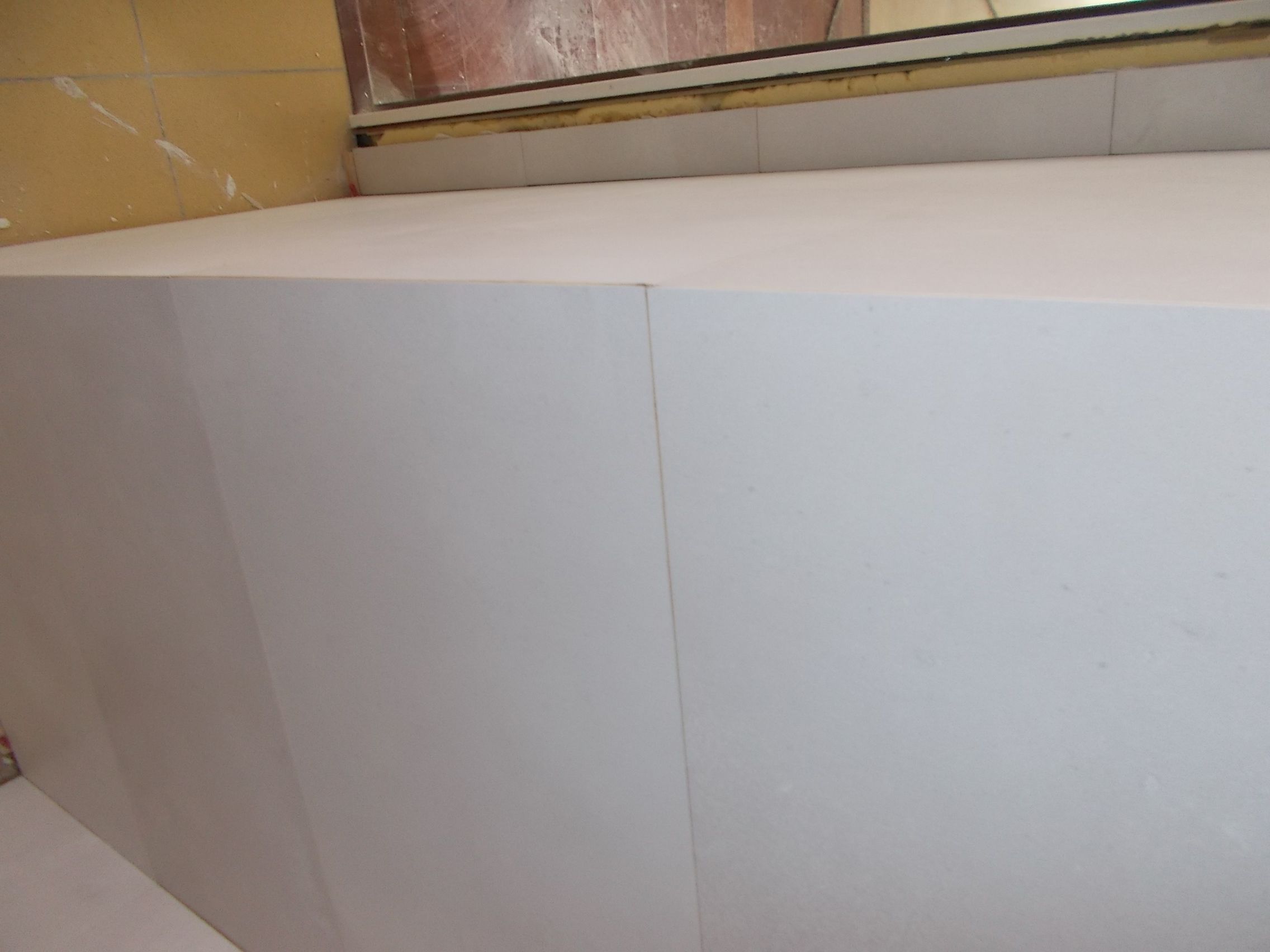 Fotografia de azulejos brancos assentados