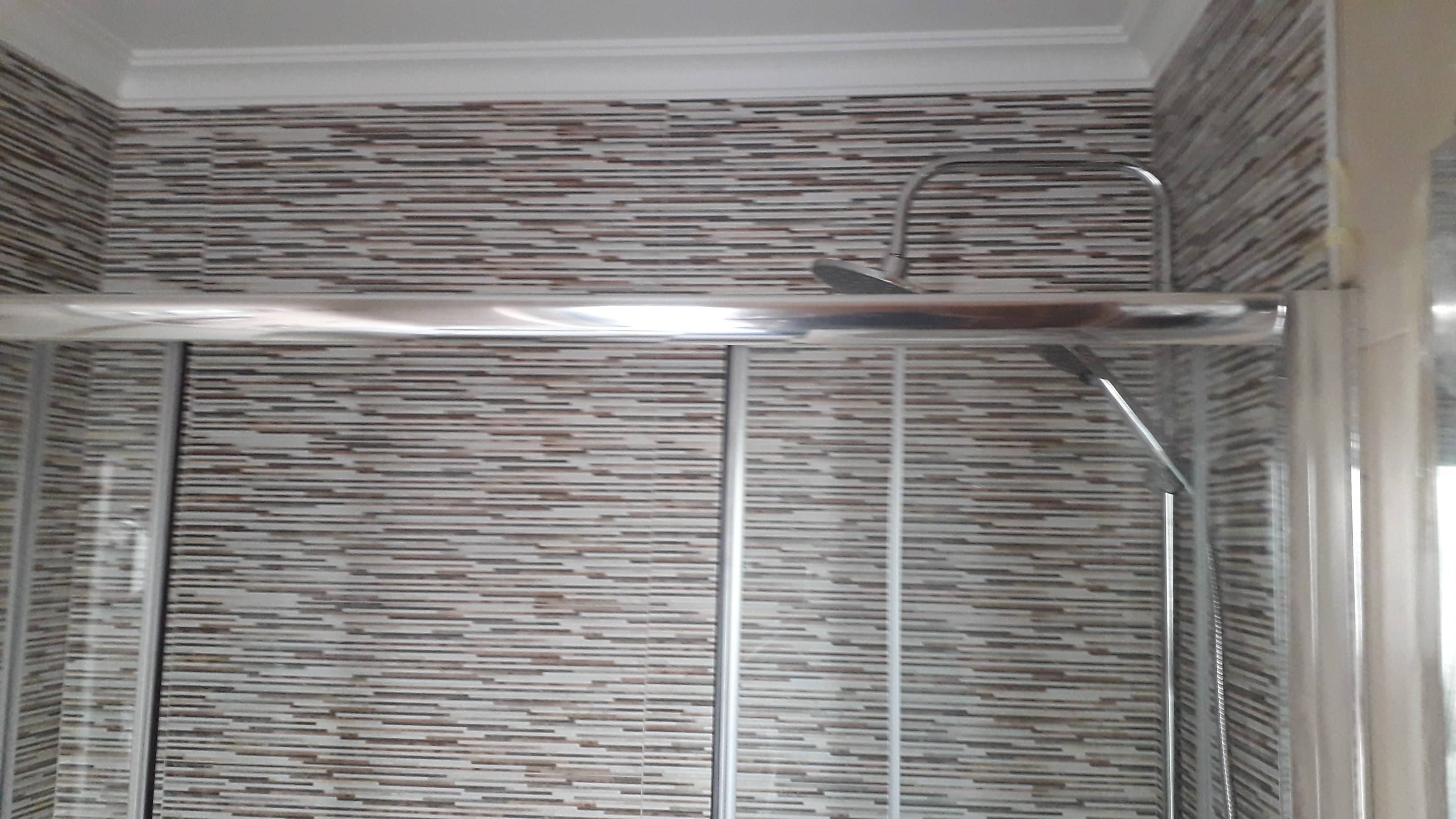 Base de duche e azulejos de casa de banho