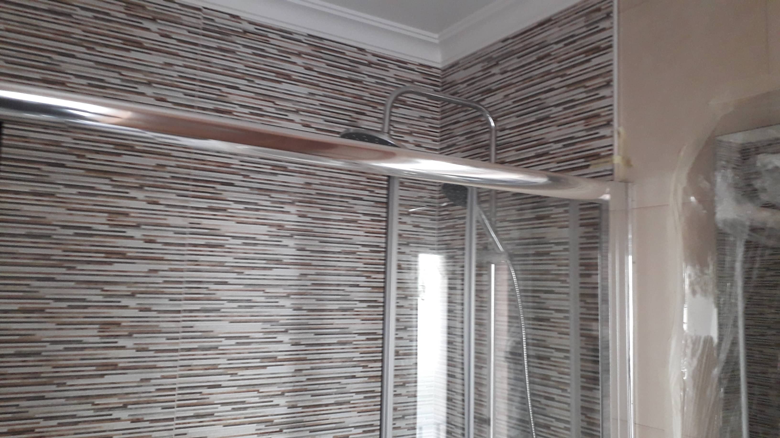 Base de duche e azulejos de casa de banho