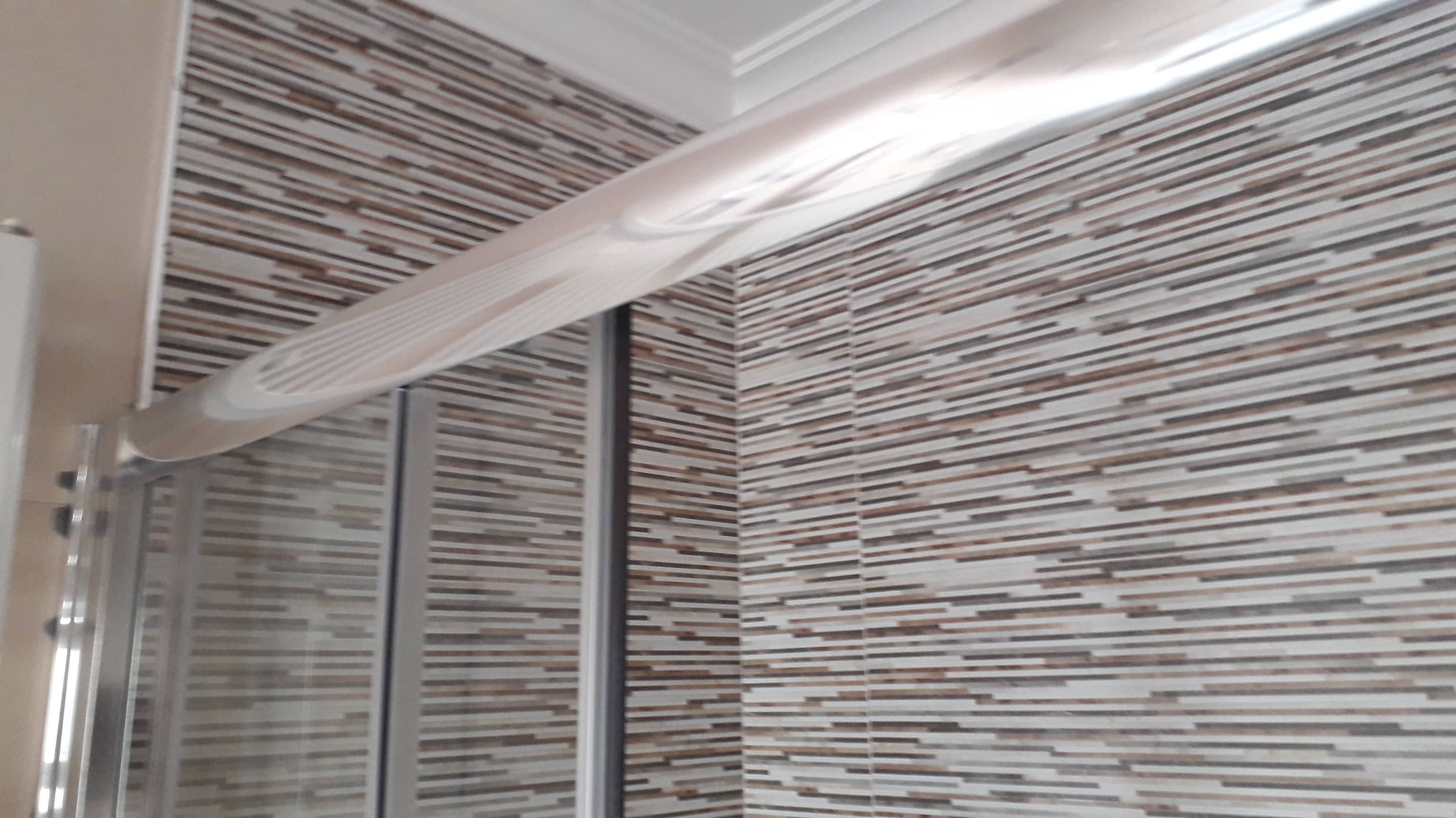 Base de duche e azulejos de casa de banho