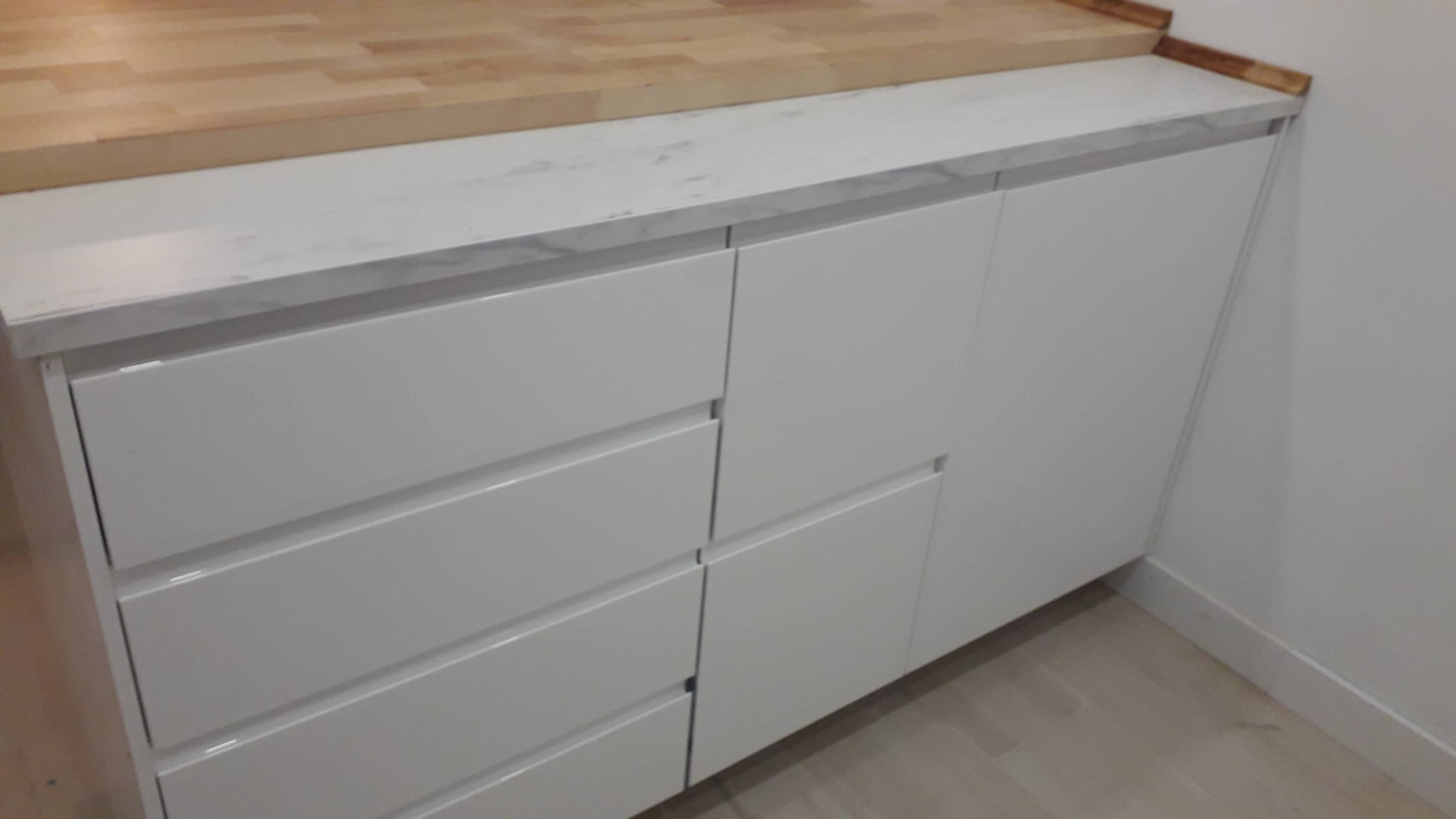 Fotografia de m&oacute;veis de cozinha instalados