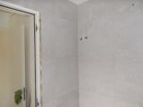 Fotografia de azulejos cinzentos assentados