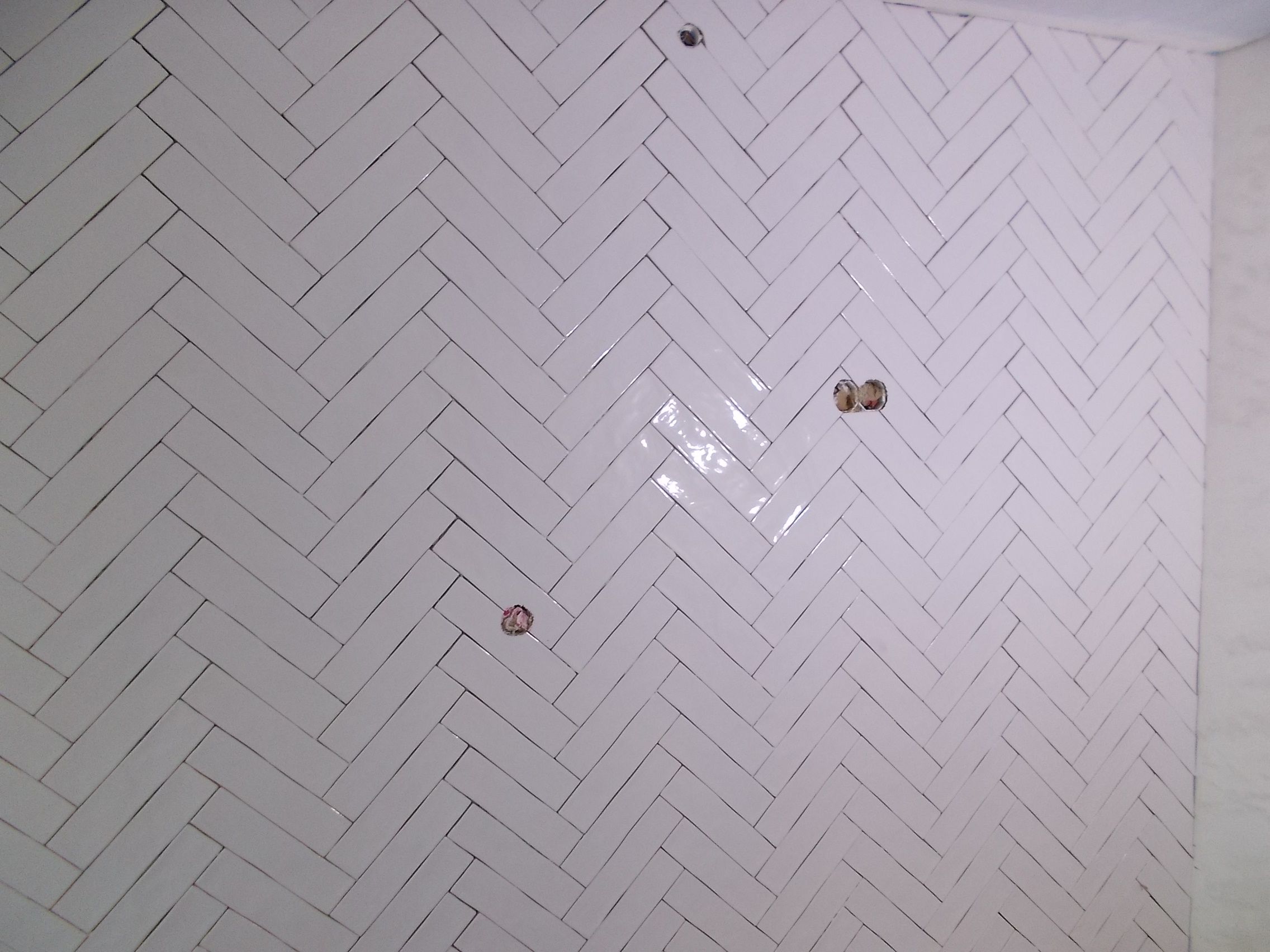 Fotografia de uma parede de azulejo