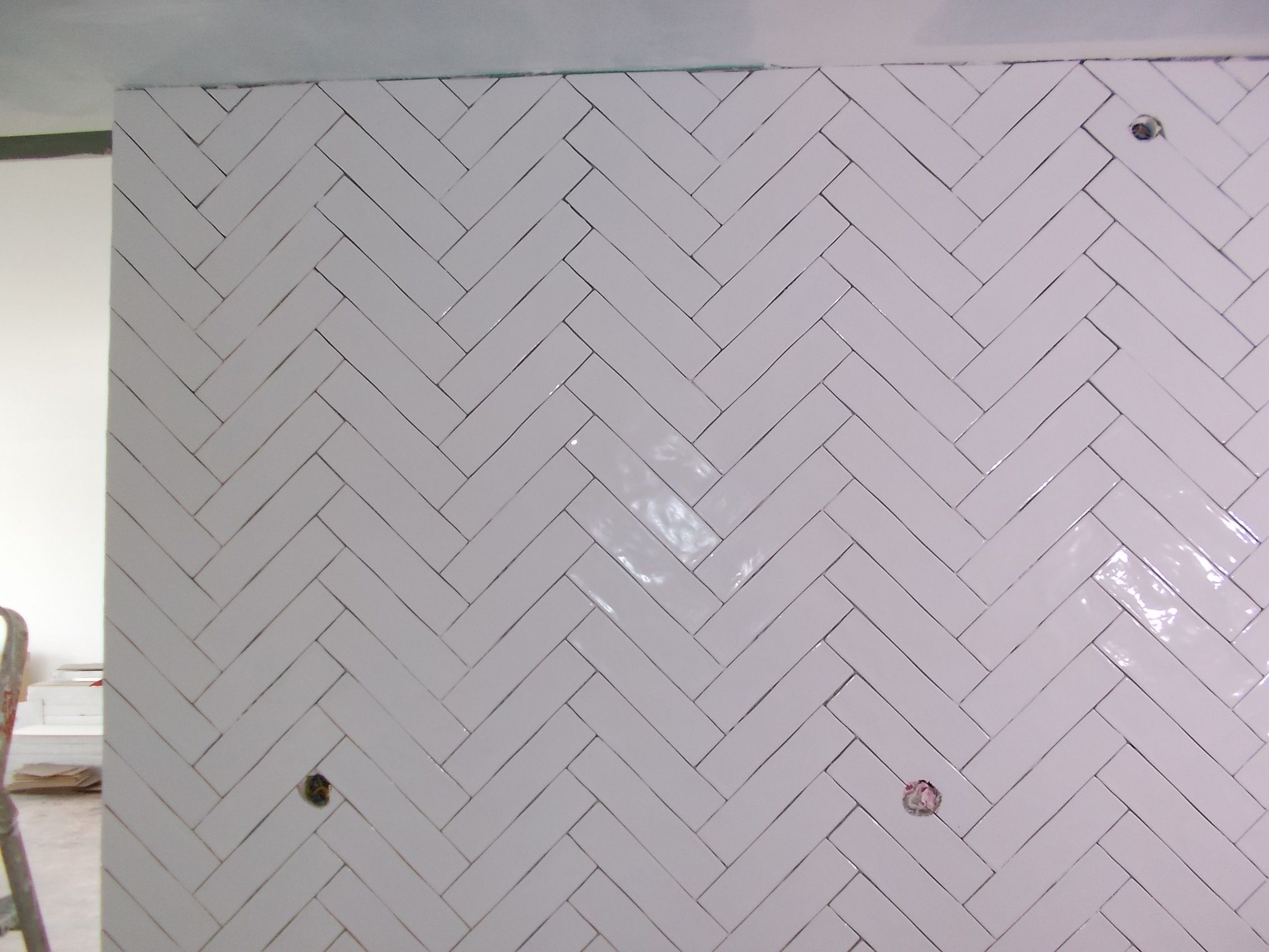 Fotografia de uma parede de azulejo