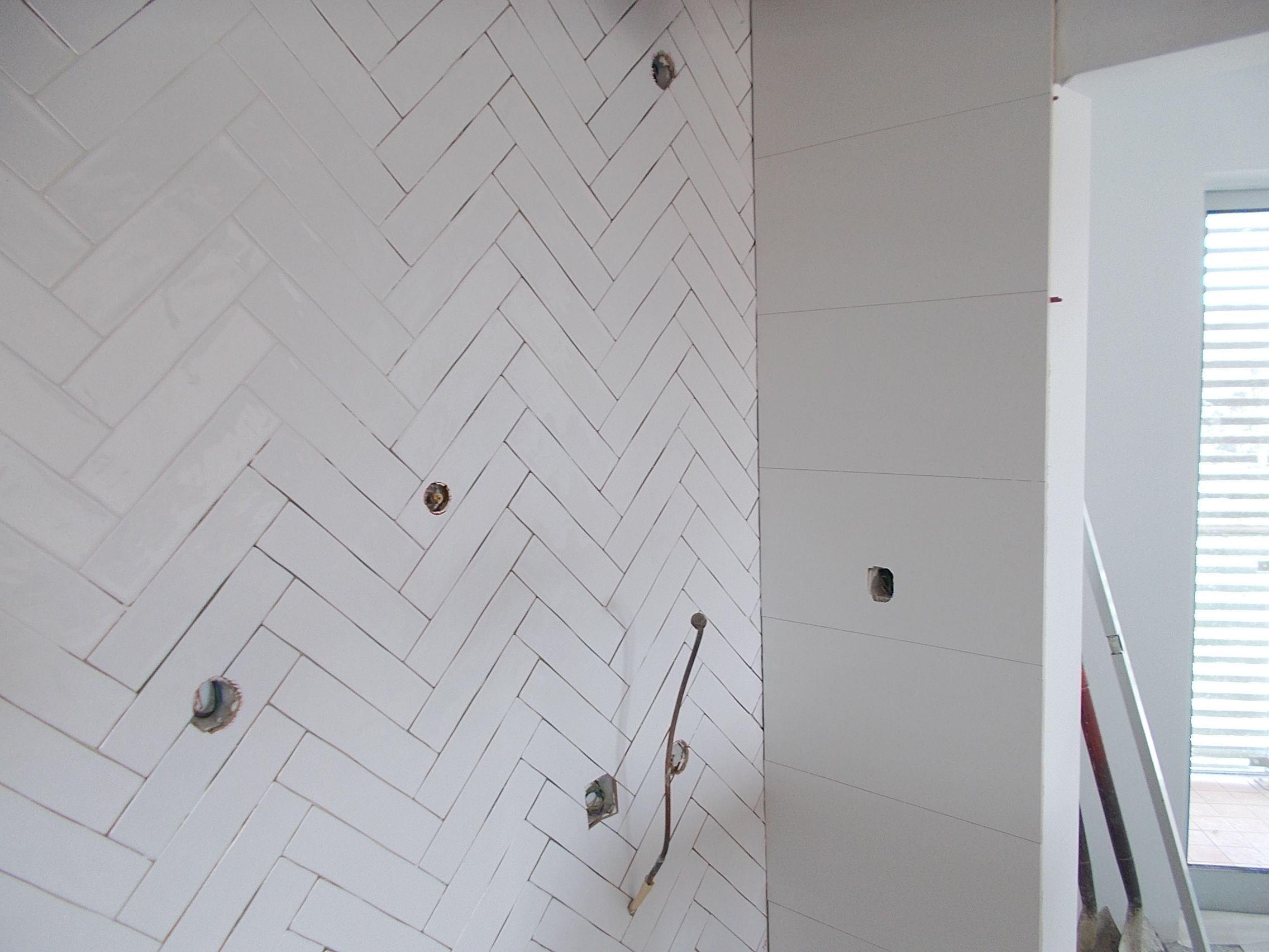 Fotografia de uma parede em azulejo