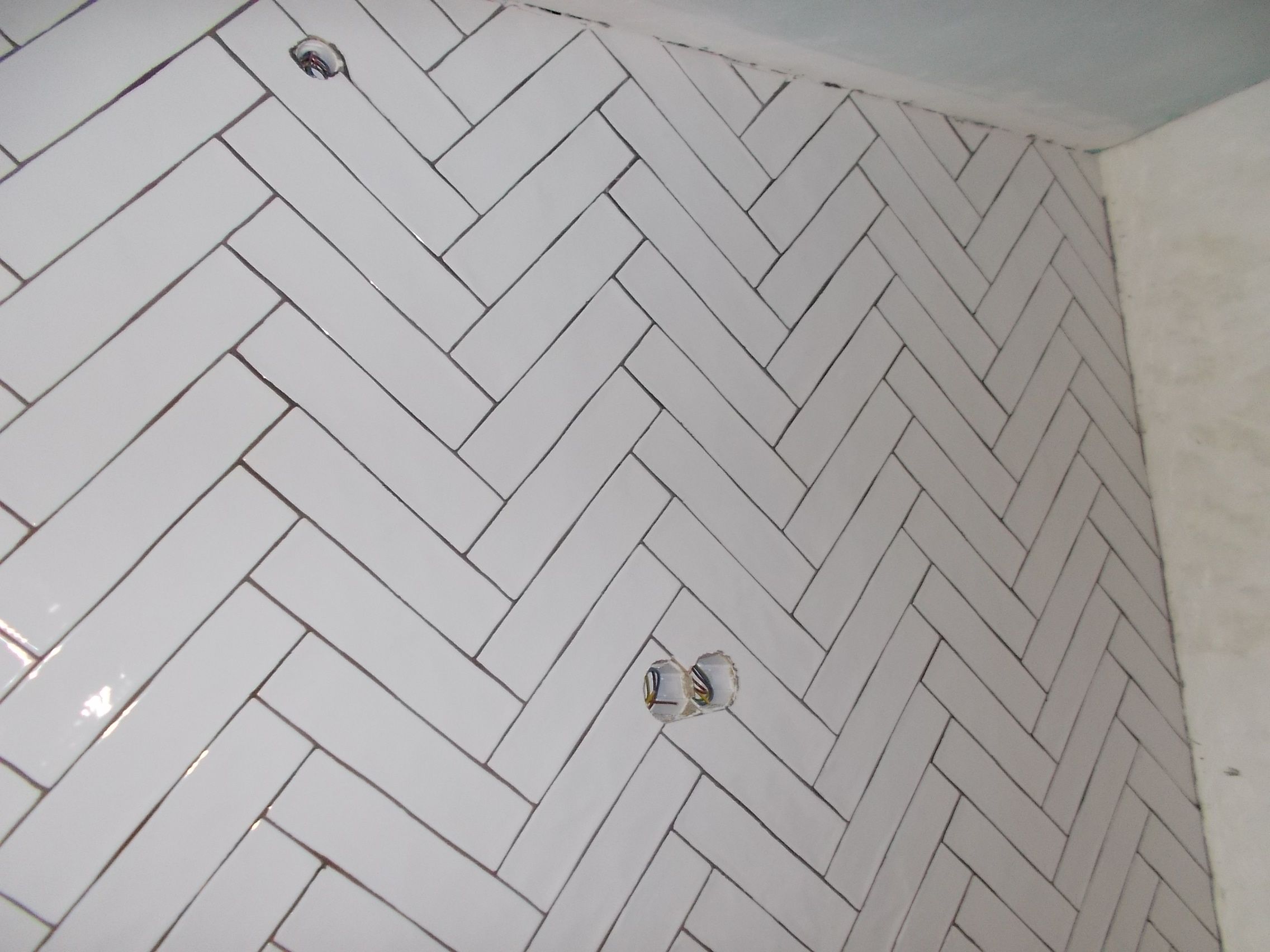 Fotografia de uma parede de azulejos