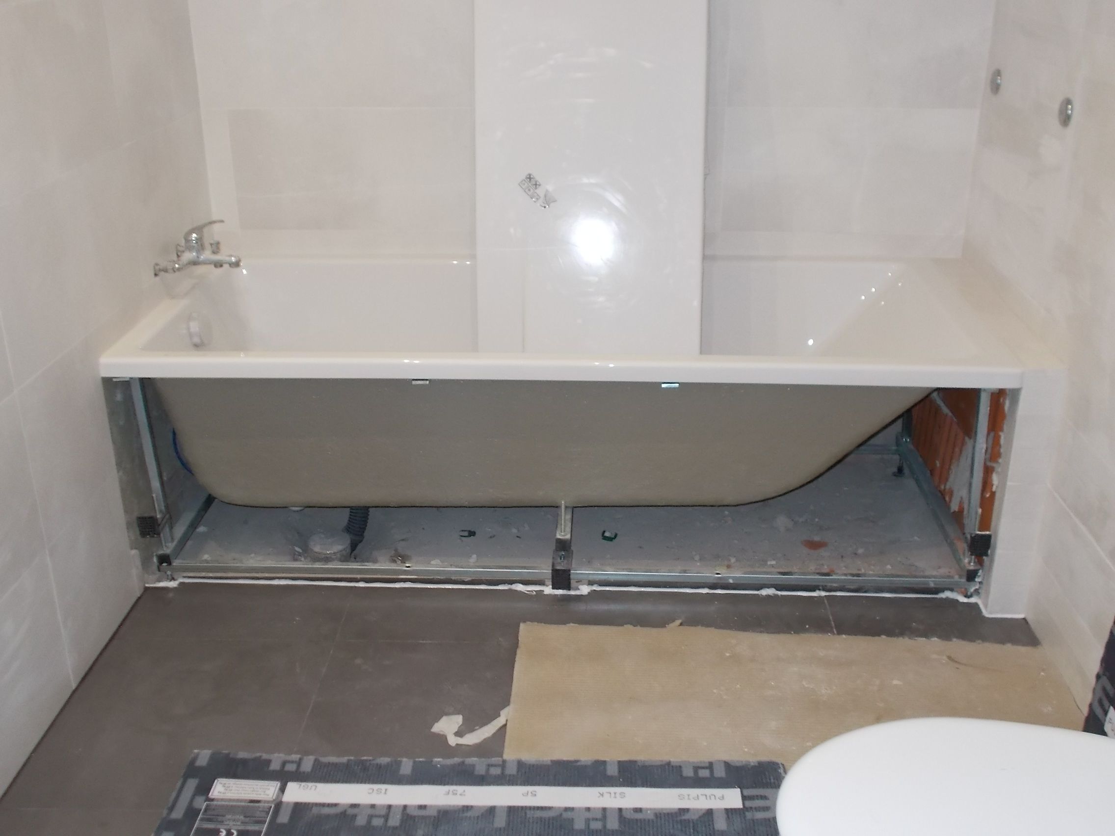 Fotografia da instala&ccedil;&atilde;o de uma banheira