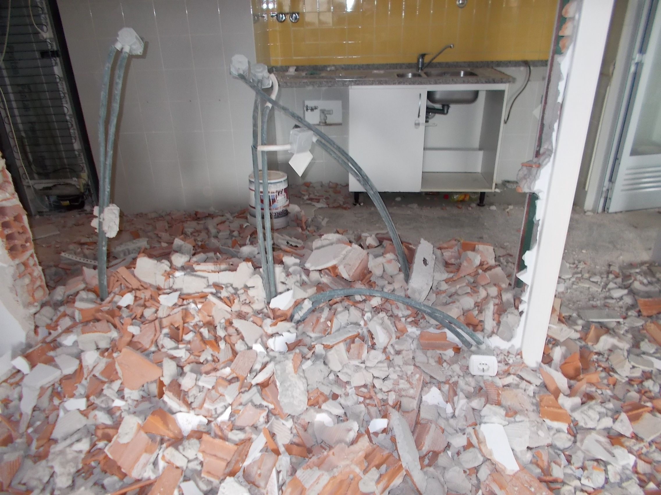 Fotografia de entulho resultante dos trabalhos de demoli&ccedil;&atilde;o