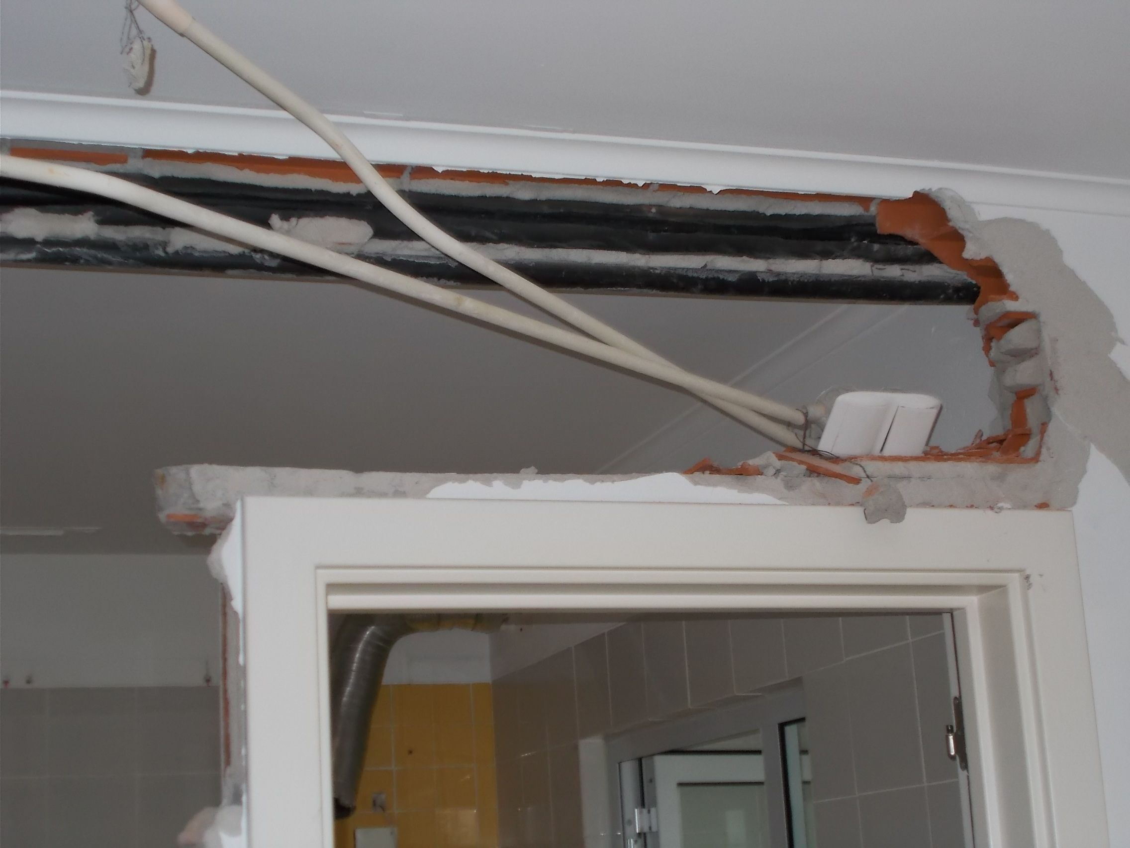 Fotografia de trabalhos de demoli&ccedil;&atilde;o em fase inicial