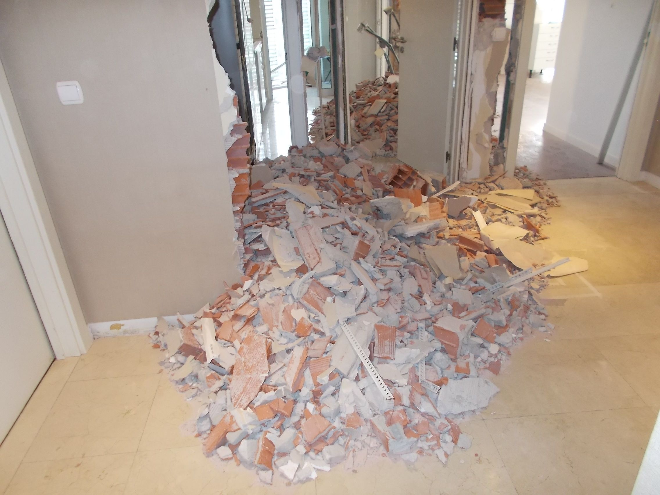 Fotografia de trabalhos de demoli&ccedil;&atilde;o de uma parede