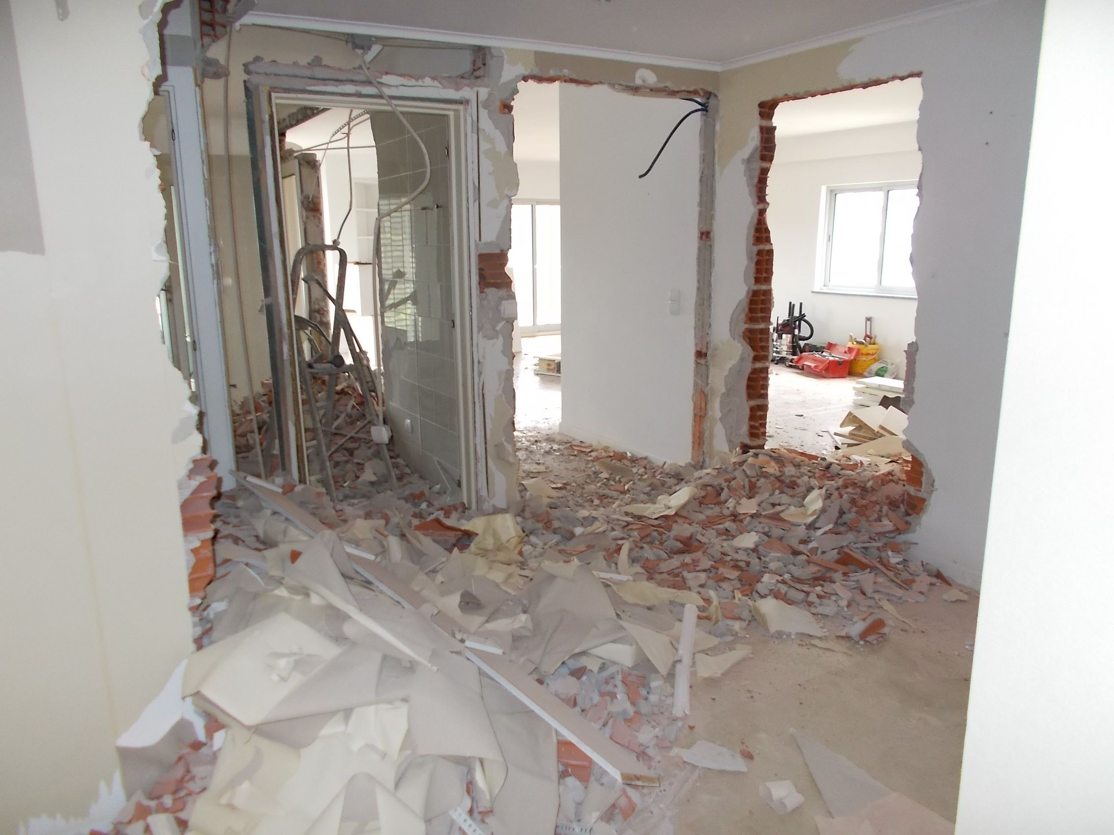 Fotografia de trabalhos de demoli&ccedil;&atilde;o e respectivo entulho