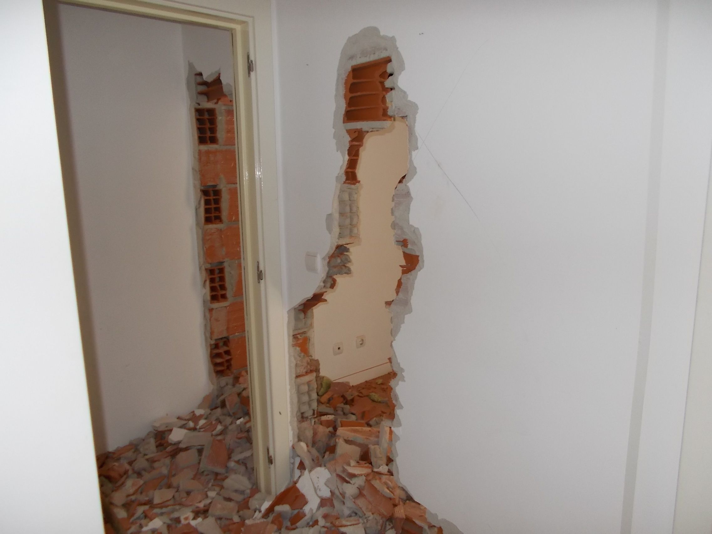 Fotografia de trabalhos de demoli&ccedil;&atilde;o de uma parede