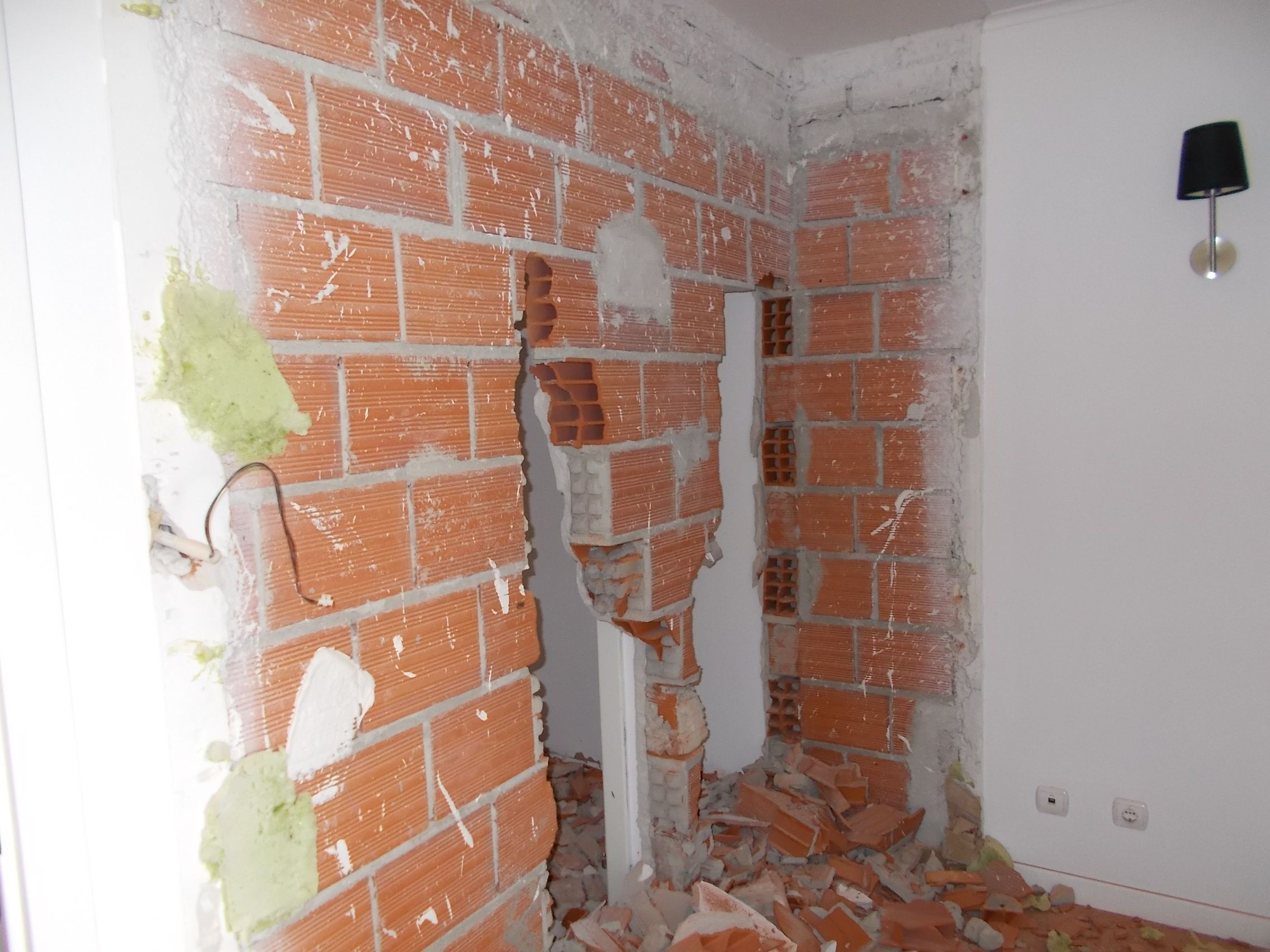 Fotografia de trabalhos de demoli&ccedil;&atilde;o de uma parede