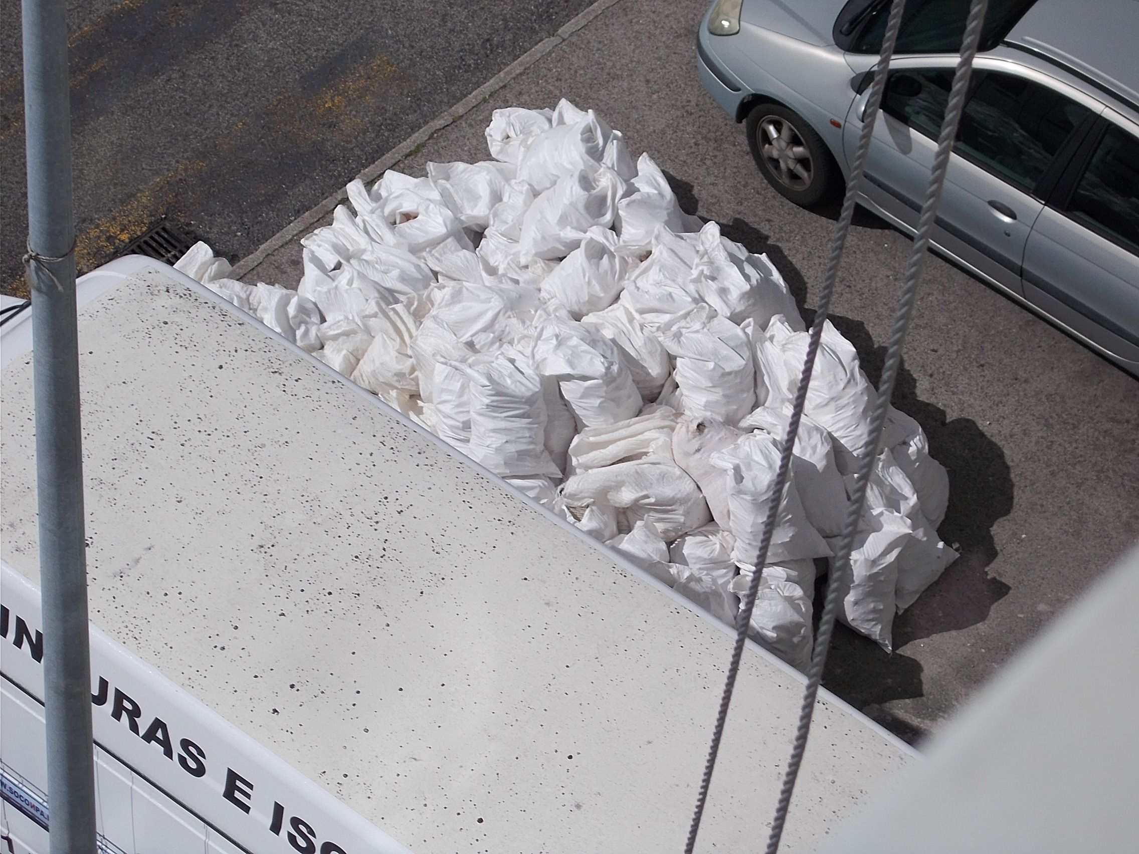 Fotografia de sacos de entulho resultante de demoli&ccedil;&otilde;es