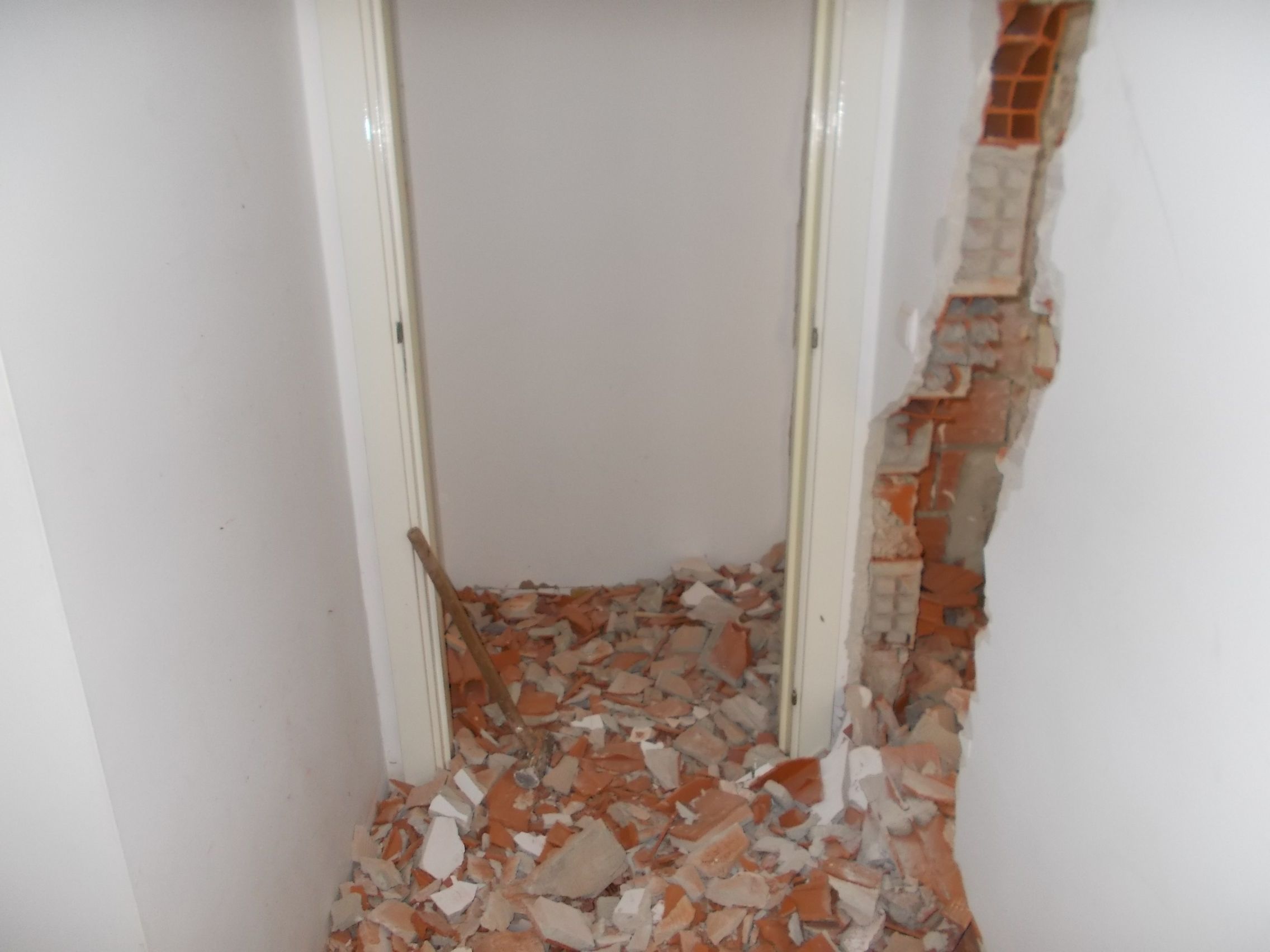 Fotografia de entulho resultante de demoli&ccedil;&otilde;es