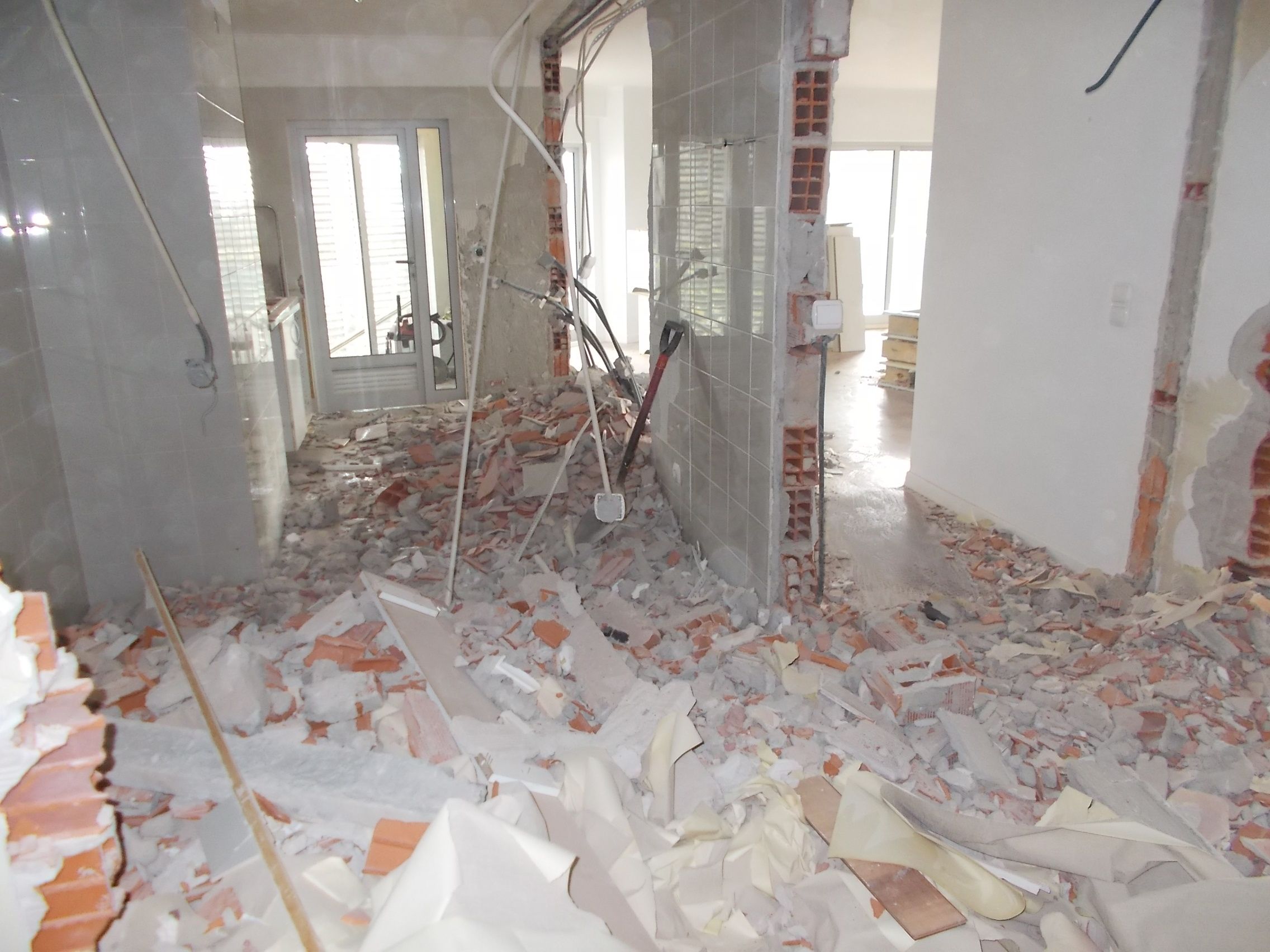 Fotografia de entulho resultante de demoli&ccedil;&otilde;es