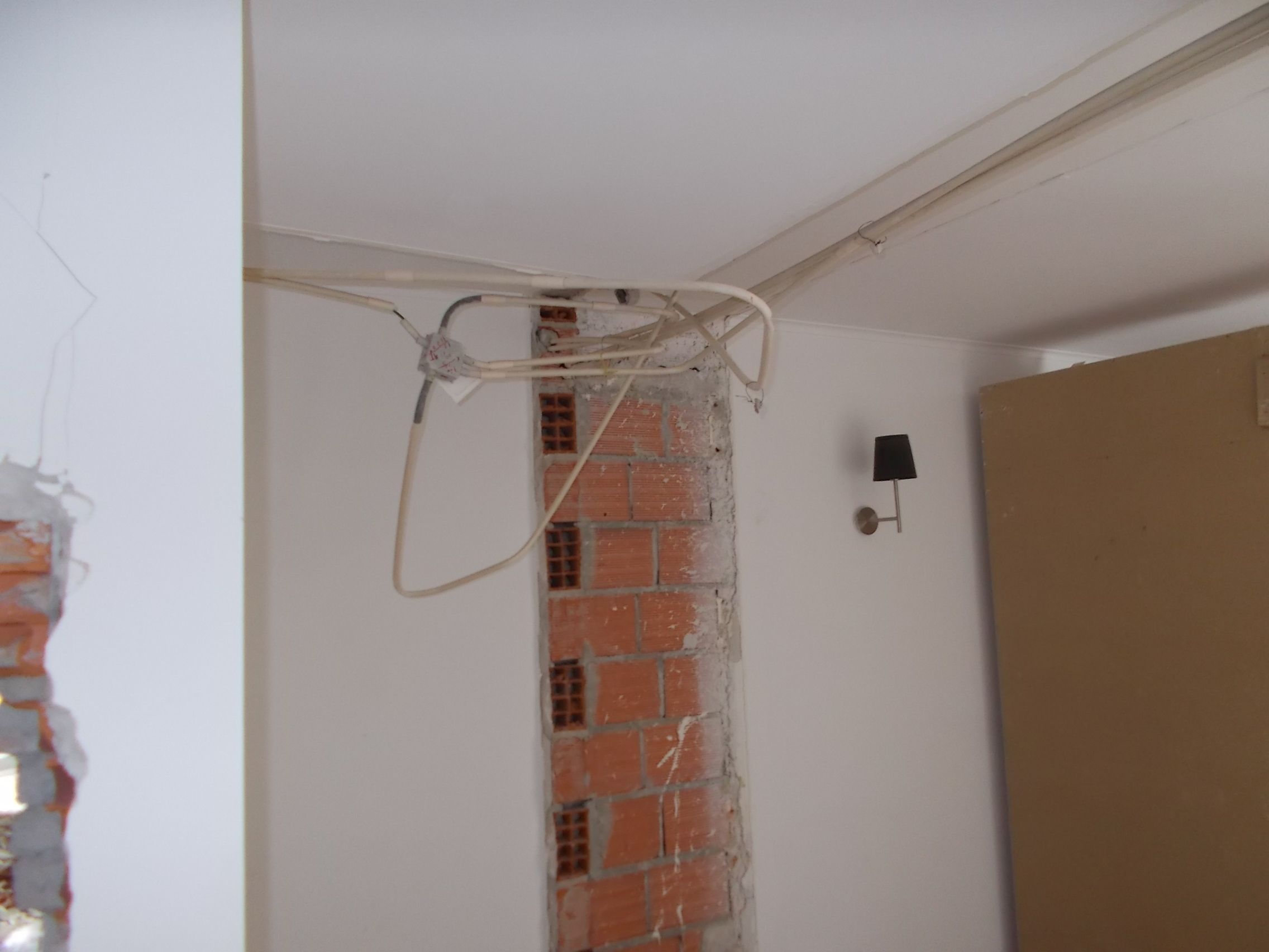 Fotografia de trabalhos de demoli&ccedil;&atilde;o em fase inicial