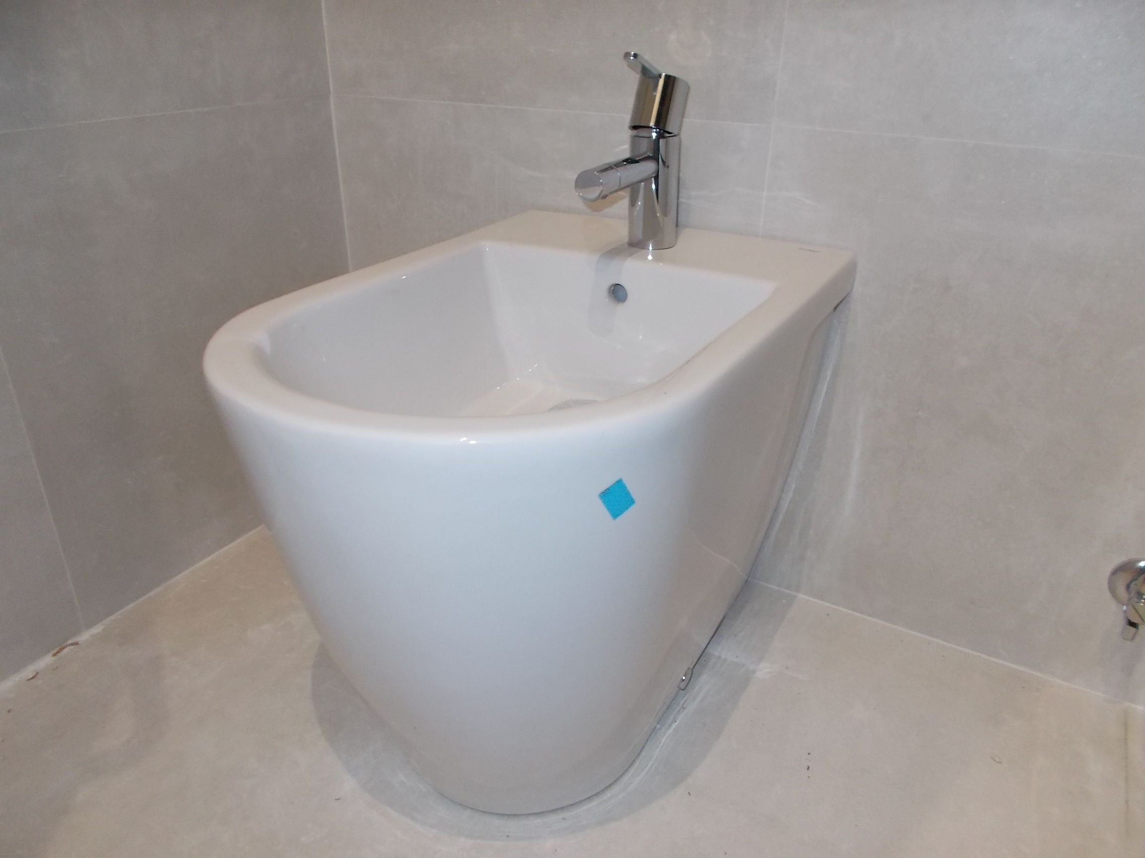 Fotografia de um bid&eacute; instalado