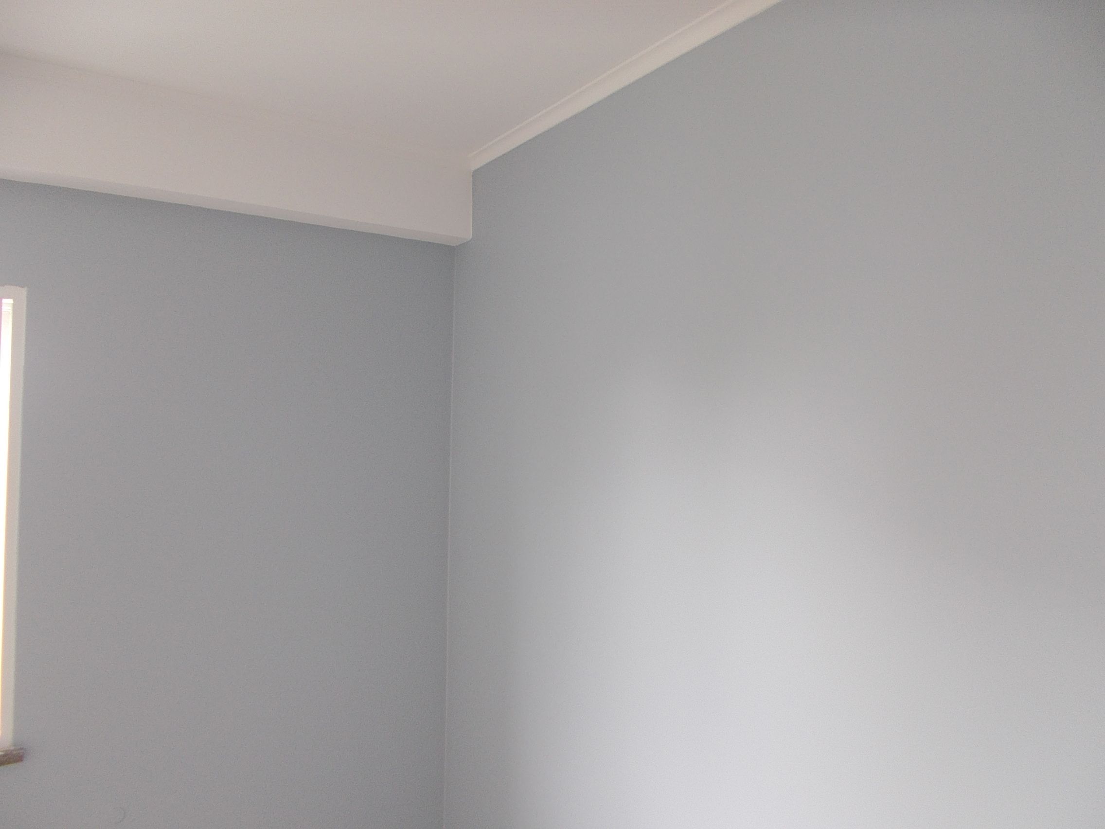 Fotografia de uma parede com pintura conclu&iacute;da