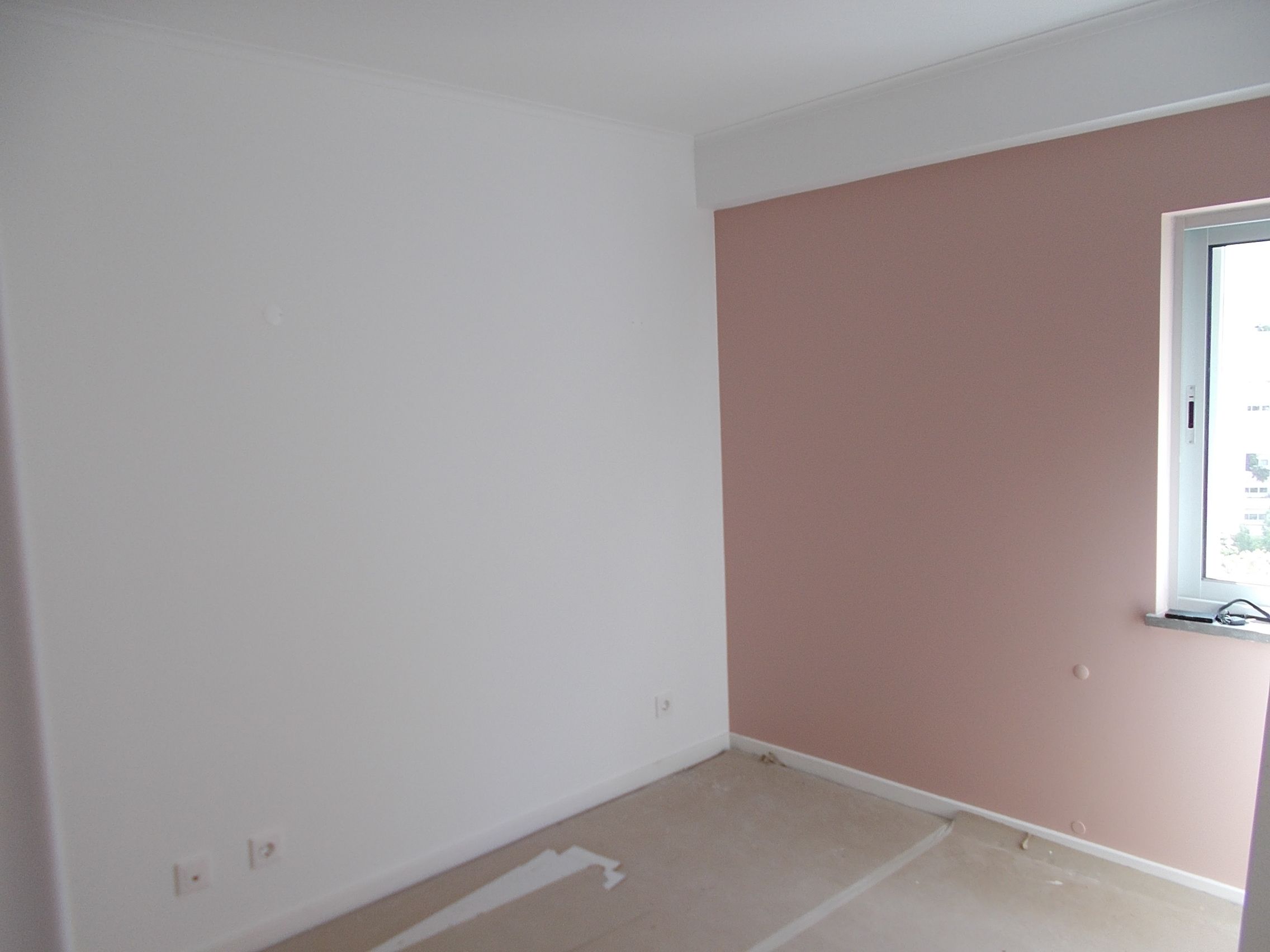 Fotografia de uma sala com as paredes pintadas