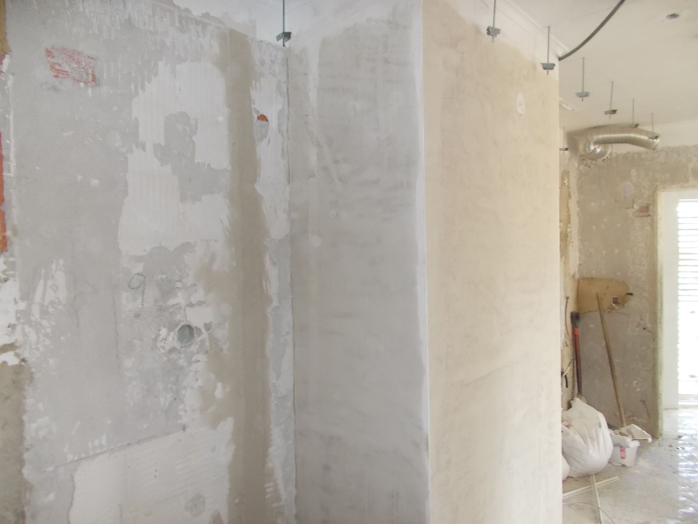 Fotografia de trabalhos de constru&ccedil;&atilde;o em parede