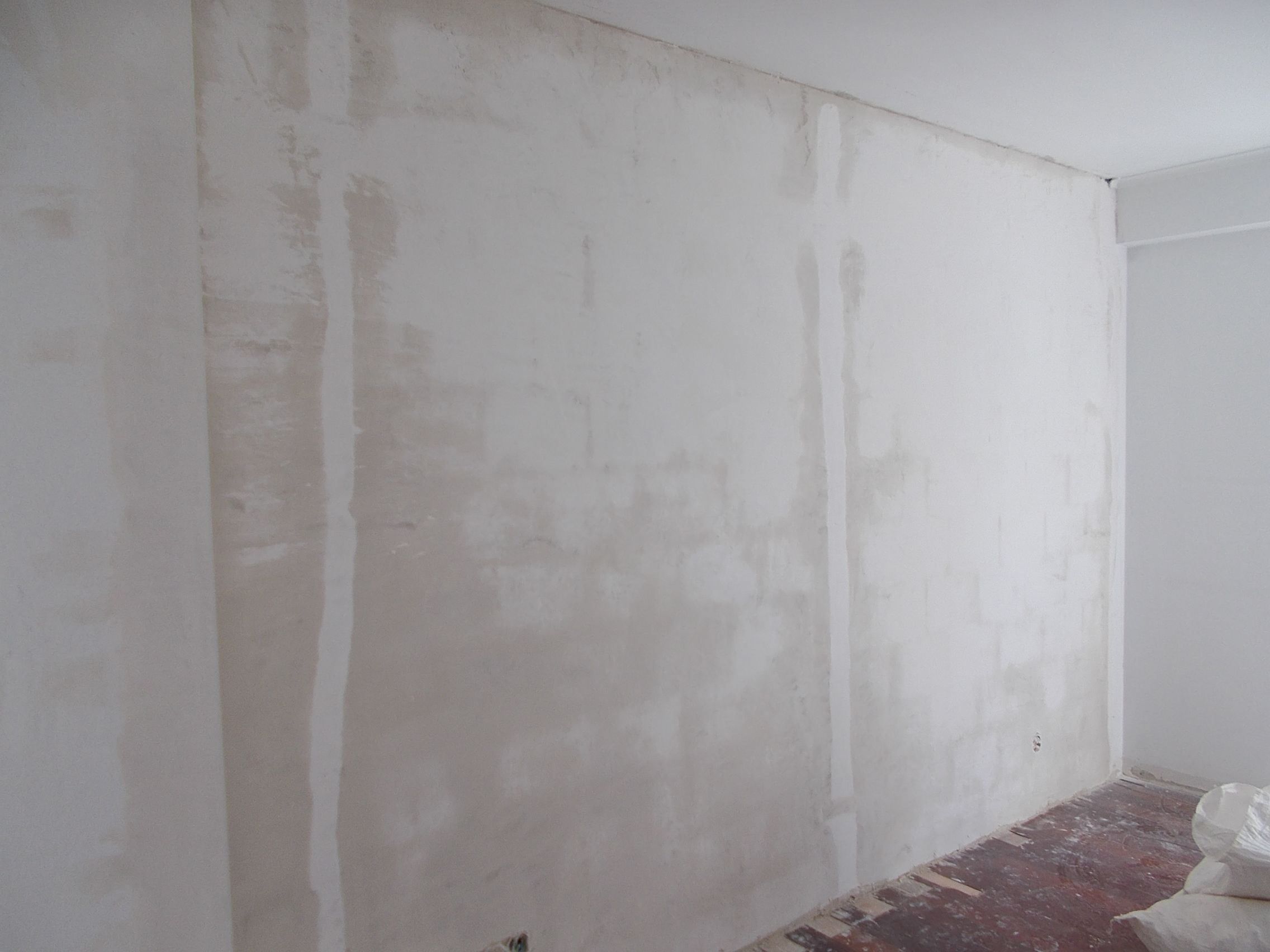 Fotografia de trabalhos numa parede