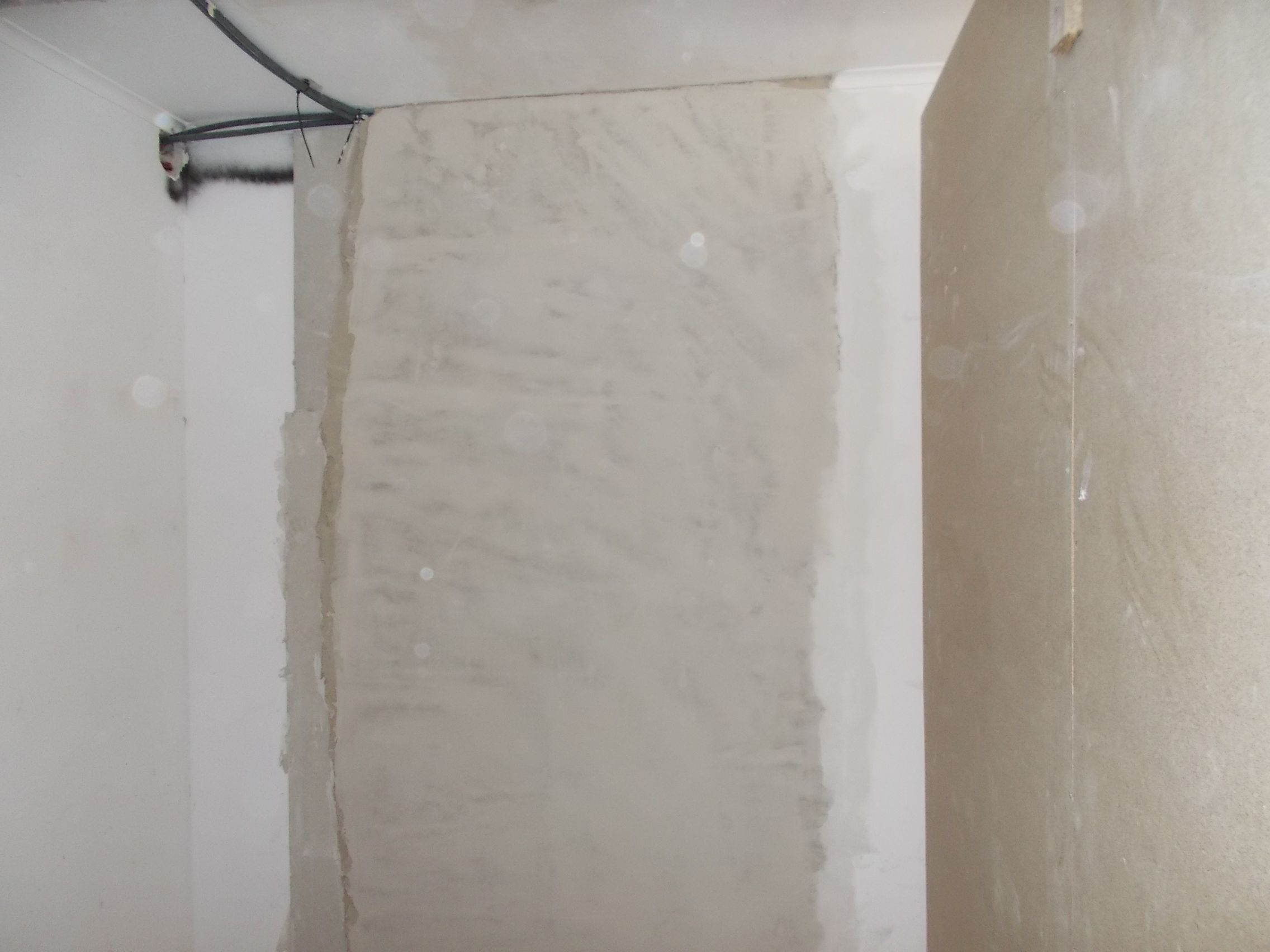 Fotografia de uma parede em constru&ccedil;&atilde;o