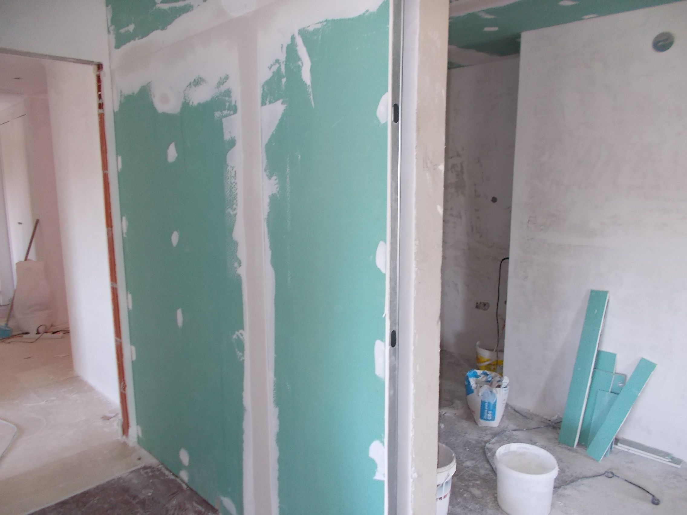 Fotografia de uma parede em constru&ccedil;&atilde;o